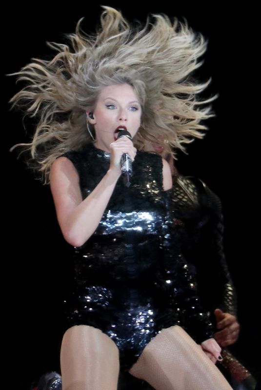TAYLOR SWIFT Performs at Reputation Tour in Santa Clara 05/11/2018