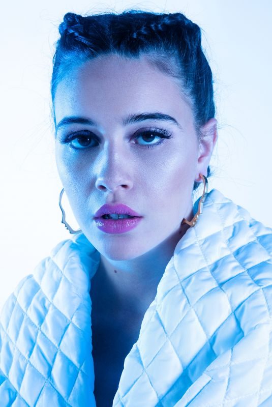 BEA MILLER for Cosmopolitan, June 2018