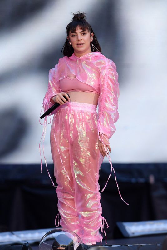 CHARLI XCX  Performs at Taylor Swift