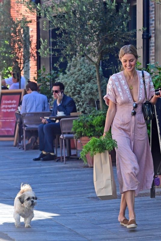 DONNA AIR Out Shopping for Grocery in London 06/26/2018