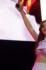 HAILEE STEINFELD Performs at Katy Perry