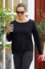 JENNIFER GARNER at Brentwood Country Mart 06/16/2018