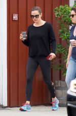 JENNIFER GARNER at Brentwood Country Mart 06/16/2018