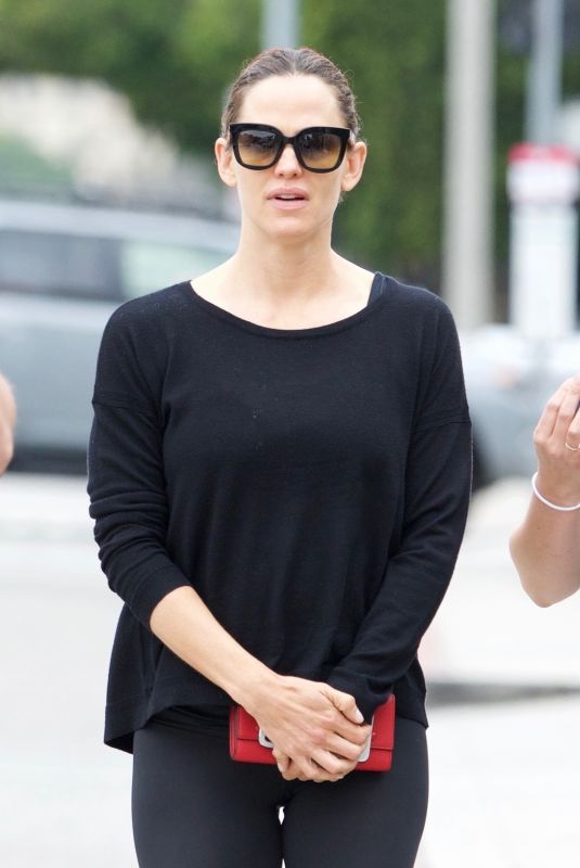 JENNIFER GARNER at Brentwood Country Mart 06/16/2018