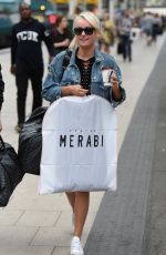 KATIE MCGLYNN at Manchester Piccadilly Train Station 06/02/2018