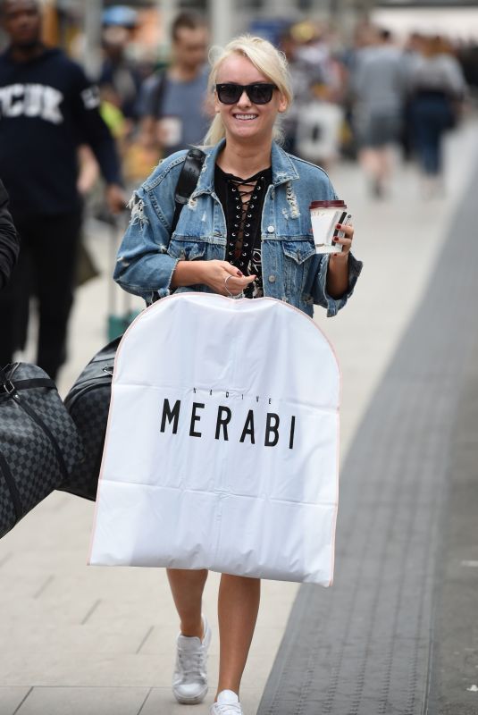 KATIE MCGLYNN at Manchester Piccadilly Train Station 06/02/2018