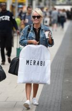 KATIE MCGLYNN at Manchester Piccadilly Train Station 06/02/2018