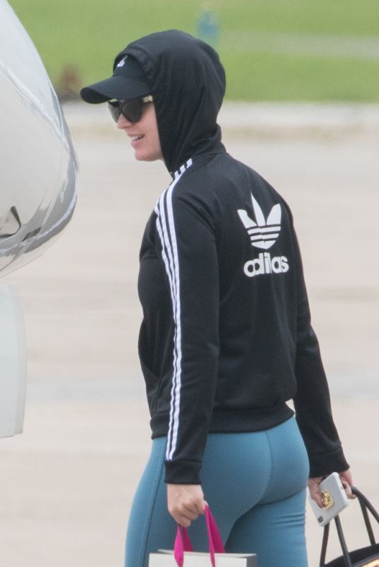 KATY PERRY Boarding of a Private Jet at Bourget