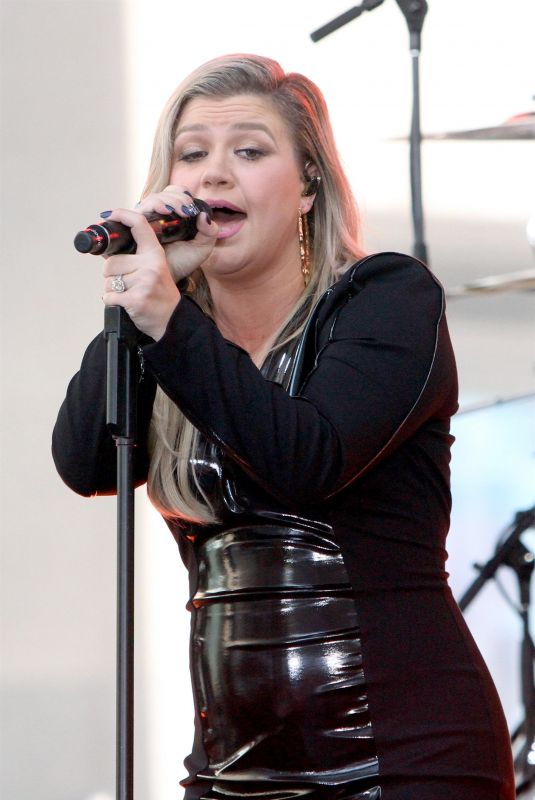 KELLY CLARKSON Performs at Today Show Concert Series in New York 06/08/2018
