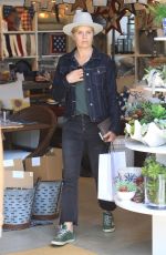 KIM DICKENS Shopping at Williams Sonoma in Beverly Hills 06/04/2018
