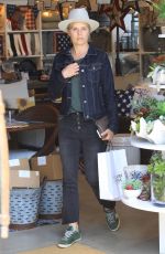 KIM DICKENS Shopping at Williams Sonoma in Beverly Hills 06/04/2018