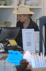KIM DICKENS Shopping at Williams Sonoma in Beverly Hills 06/04/2018