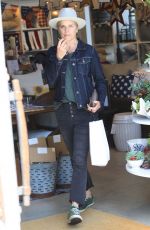 KIM DICKENS Shopping at Williams Sonoma in Beverly Hills 06/04/2018