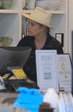 KIM DICKENS Shopping at Williams Sonoma in Beverly Hills 06/04/2018