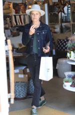 KIM DICKENS Shopping at Williams Sonoma in Beverly Hills 06/04/2018