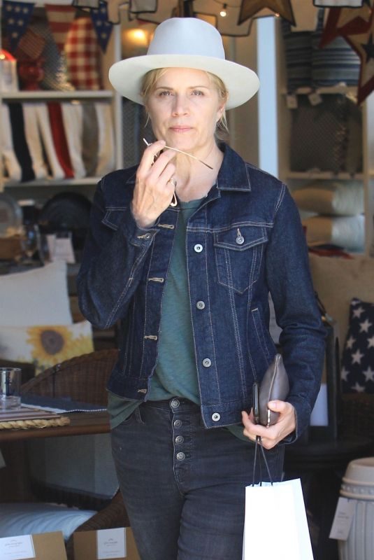 KIM DICKENS Shopping at Williams Sonoma in Beverly Hills 06/04/2018