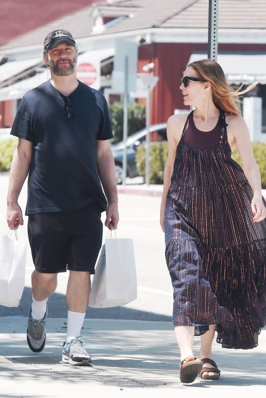 LESLIE MANN and Judd Apatow Shopping at Brentwood Country Mart 06/03/2018