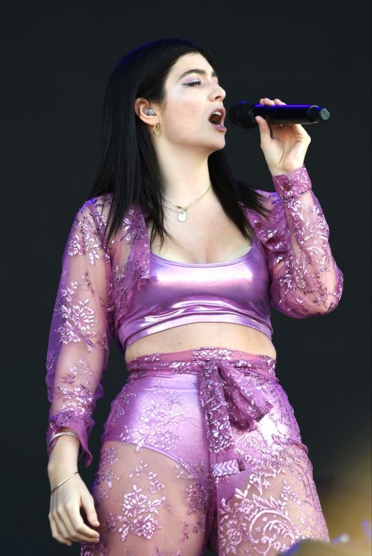 LORDE Performs at Parklife Festival at Heaton Park in Manchester 06/09/2018