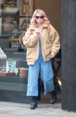 LOTTIE MOSS Leaves a Hairdressers in London 06/12/2018