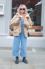 LOTTIE MOSS Leaves a Hairdressers in London 06/12/2018