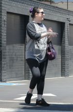 MICHELLE TRACHTNEBERG Shopping at XIV Karats in Beverly Hills 06/14/2018