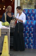 NICOLE MURPHYLeaves Bristol Farms in Los Angeles 06/01/2018