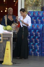 NICOLE MURPHYLeaves Bristol Farms in Los Angeles 06/01/2018