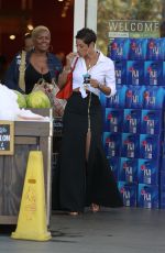 NICOLE MURPHYLeaves Bristol Farms in Los Angeles 06/01/2018