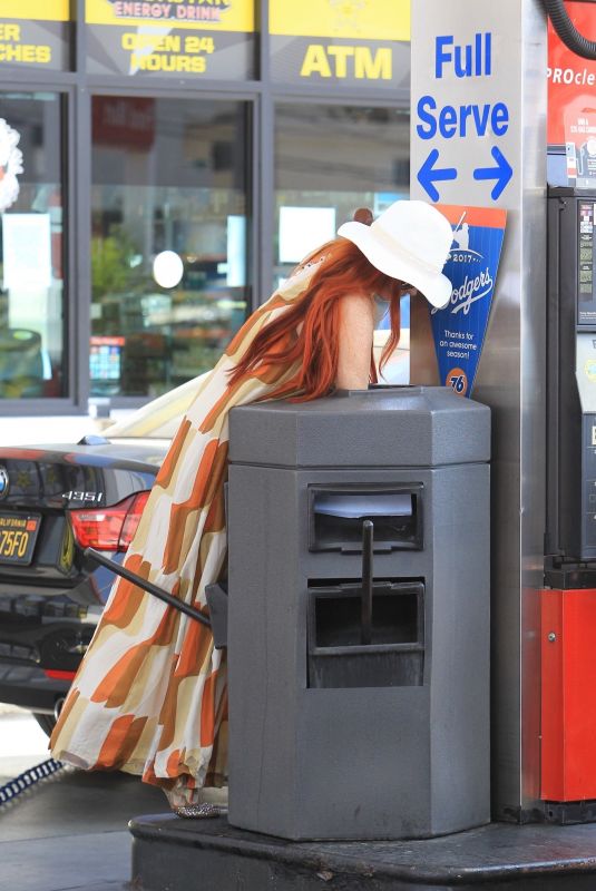 PHOEBE PRICE Digs in the Garbage at a Gas Station in Beverly Hills 06/22/2018