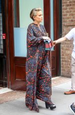 Pregnant KATE HUDSON Leaves Her Hotel in New York 06/09/2018