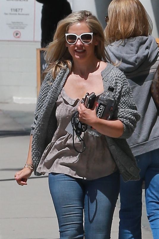 SARAH MICHELLE GELLAR Leavrd a Hair Salon in Brentwood 06/12/2018