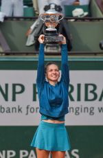 SIMONA HALEP Beats Sloane Stephens to Win French Open Title 06/09/2018