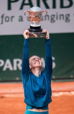 SIMONA HALEP Beats Sloane Stephens to Win French Open Title 06/09/2018