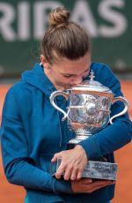 SIMONA HALEP Beats Sloane Stephens to Win French Open Title 06/09/2018