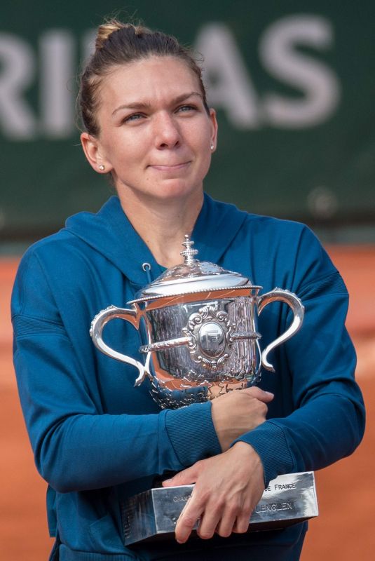 SIMONA HALEP Beats Sloane Stephens to Win French Open Title 06/09/2018