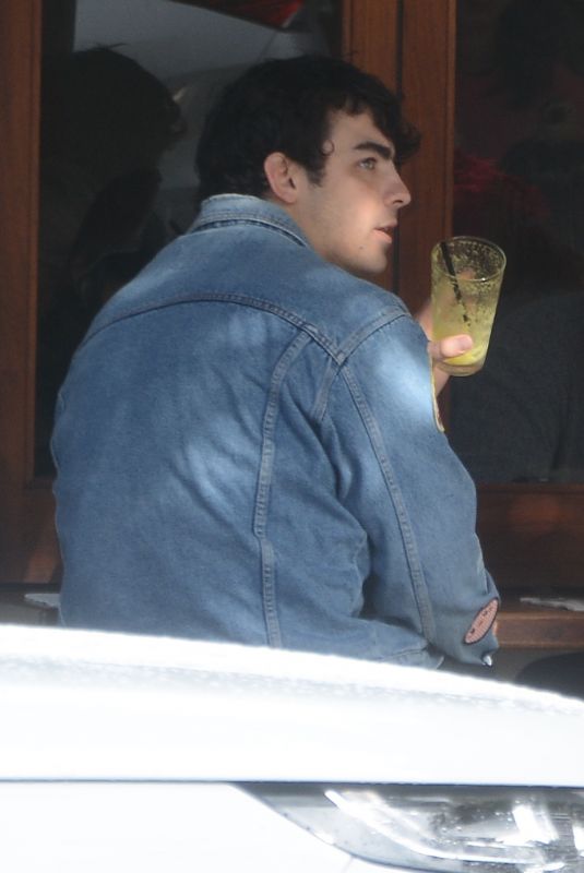SOPHIE TURNER and Joe Jonas Out for Breakfast in Bondi 06/10/2018