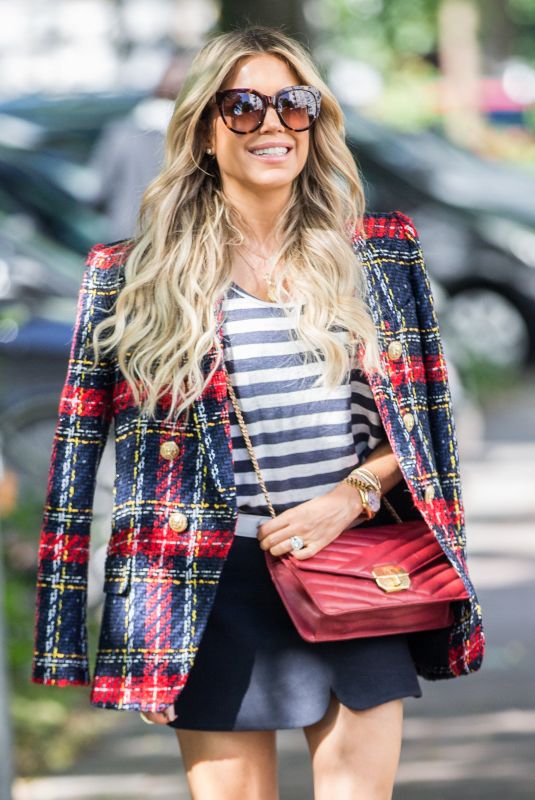 SYLVIE MEISS Arrives at Her Apartment in Hamburg 06/27/2018