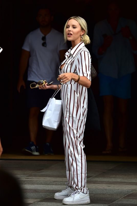 BETSY-BLUE ENGLISH Out and About in London 07/26/2018