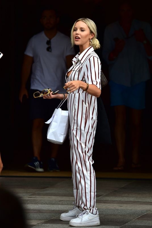 BETSY-BLUE ENGLISH Out and About in London 07/26/2018