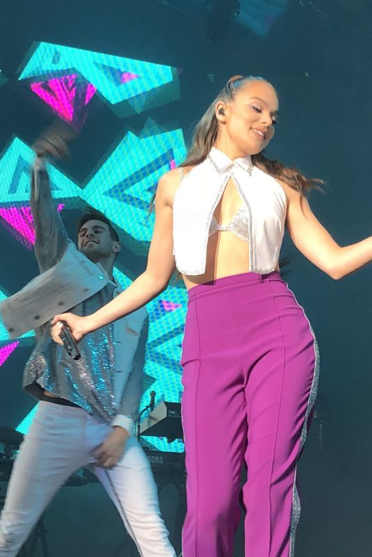 HAILEE STEINFELD Performs at Blue Hills Bank Pavilion in Boston 07/13/2018