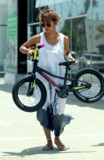 HALLE BERRY Buying a Bike for Her Son in Los Angeles 07/21/2018