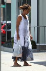 HALLE BERRY Buying a Bike for Her Son in Los Angeles 07/21/2018