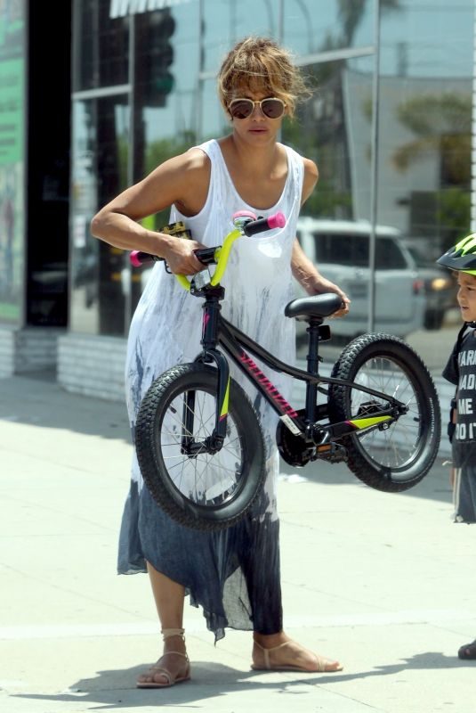 HALLE BERRY Buying a Bike for Her Son in Los Angeles 07/21/2018