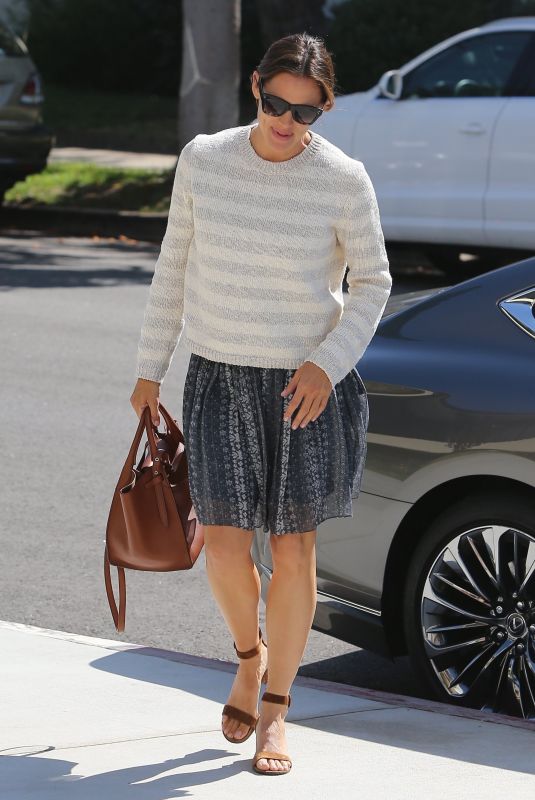 JENNIFER GARNER Arrives at a Church in Pacific Palisades 07/29/2018