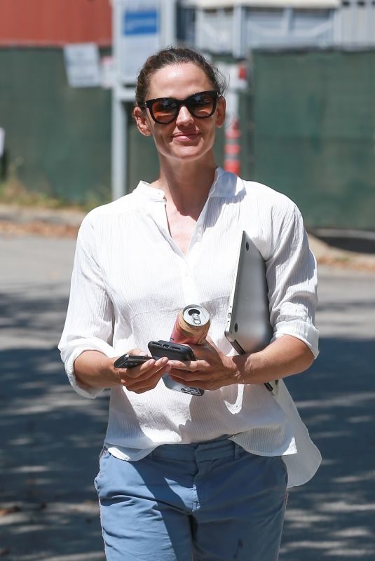 JENNIFER GARNER Leaves Ben Affleck’s House in Brentwood 07/17/2018