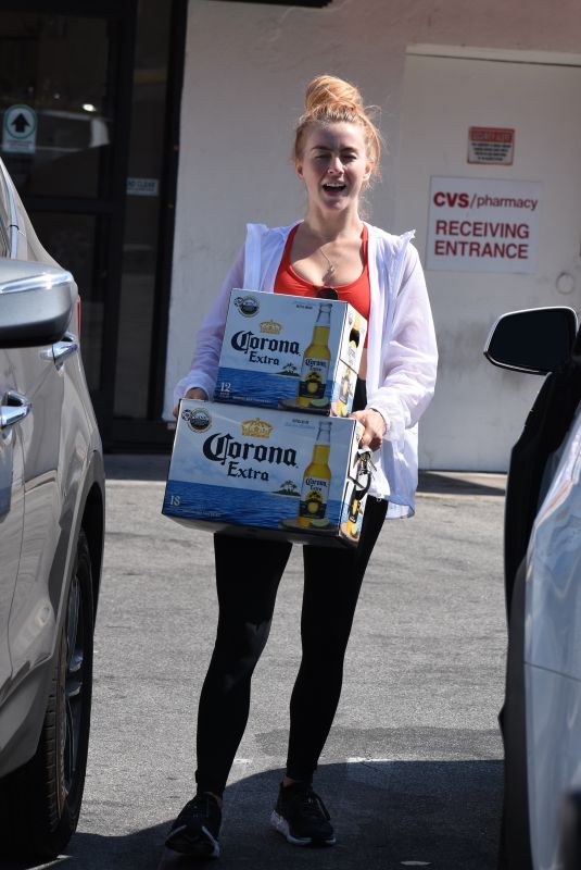 JULIANNE HOUGH Buying a Boxes of Beer in Studio City 07/04/2018