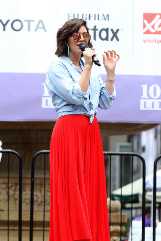 KATHARINE MCPHEE Rehearsing for Broadway in the Park at Bryant Park in New York 07/12/2018