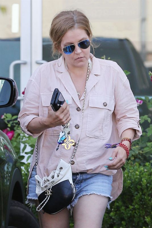 LISA MARIE PRESLEY Leaves a Nail Salon in Los Angeles 07/16/2018