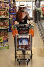 PHOEBE PRICE Shopping at Ralphs in Los Angeles 07/26/2018