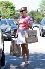 REESE WITHERSPOON Picking up Lunch in Beverly Hills 07/01/2018